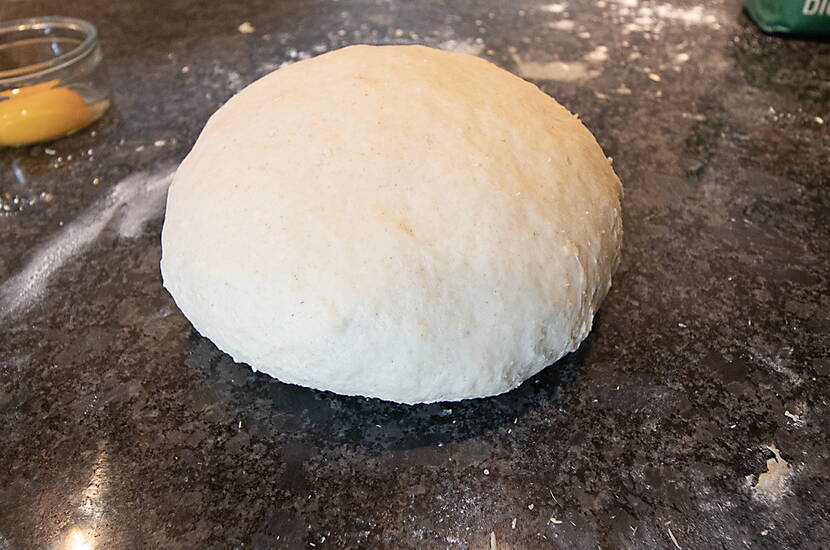 Pain farci au fromage Sortir la pâte levée du bol et former une boule. Partager la pâte en deux et mettre une moitié de côté.