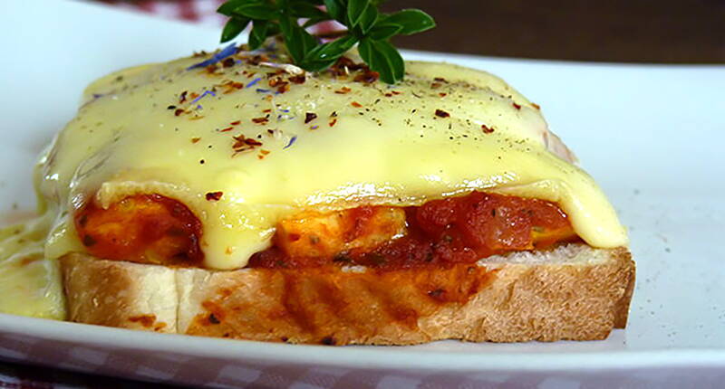 Un piatto semplice e quotidiano che fa buon uso del pane raffermo. Si prepara in 30 minuti e quindi è perfetto quando si ha di nuovo fretta.