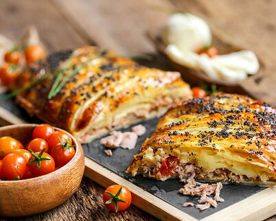 Une pâte feuilletée croustillante farcie de thon, de tomates et d’épices aromatiques.