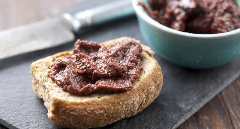 Il piatto forte di ogni festa. Preparata in 5 minuti, la tapenade nera si accompagna a qualsiasi pane appena sfornato.