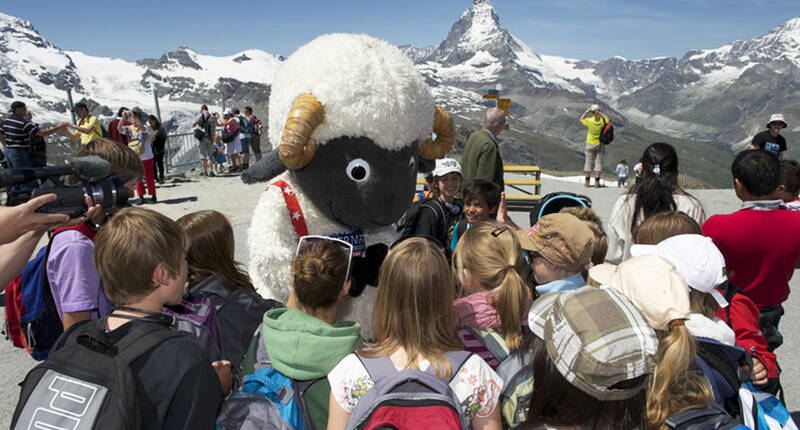 Auf dem Themenweg erfahren Kinder und Erwachsene an 7 Audioposten auf eine spielerische Art und Weise, was der Klimawandel für das kleine Schwarznasenschaf Wolli, seine Freunde und uns Menschen bedeutet und was wir alle gegen den Klimawandel tun können.