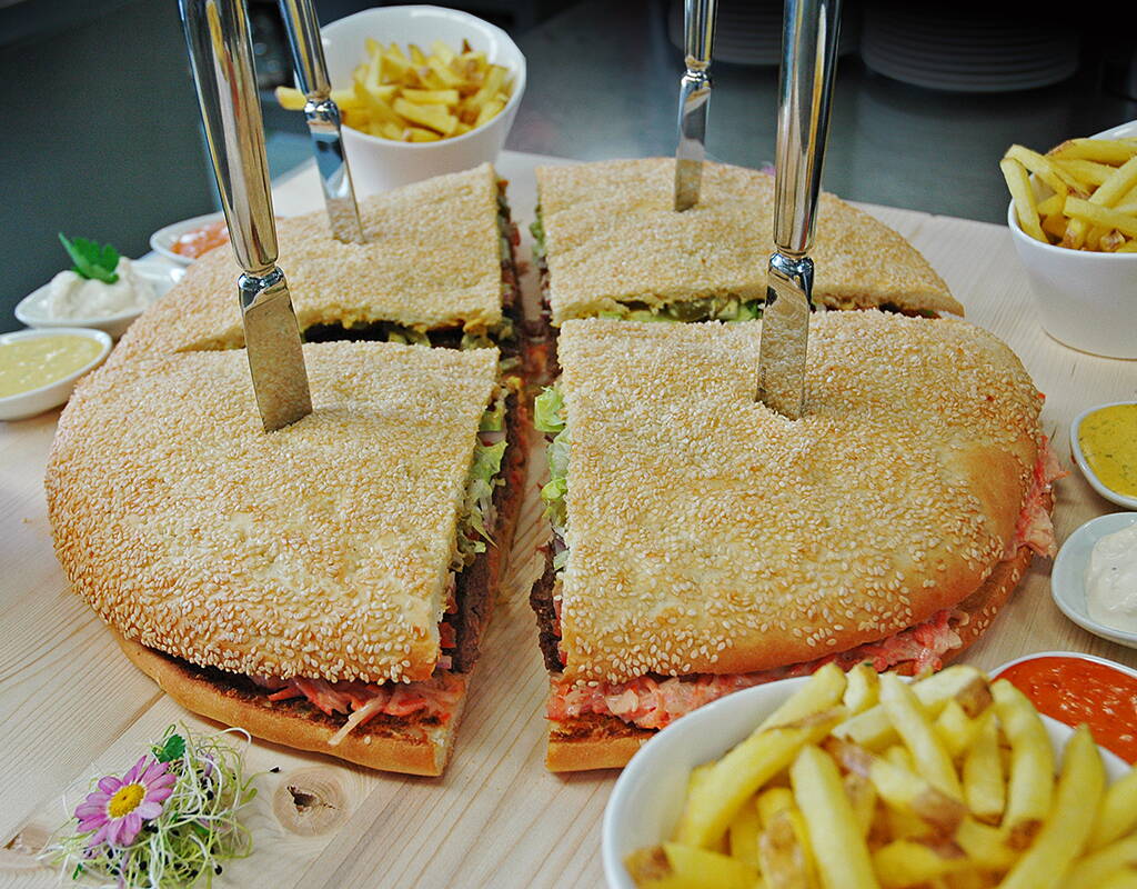 Saftiger Dreamliner-Burger im Restaurant Kesselhaus