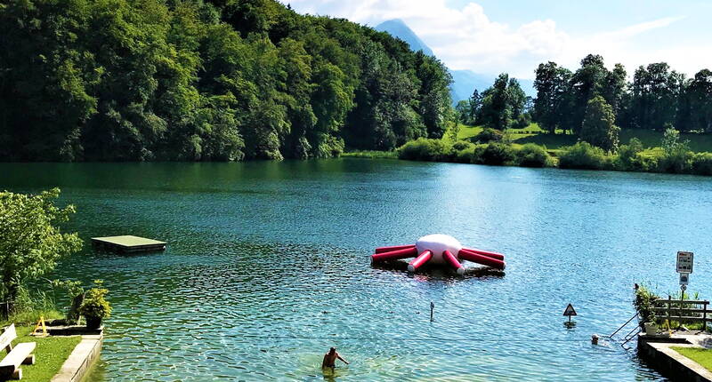 Familienausflug Naturstandbad Burgseeli Ringgenberg Goldswil. Das Moorgewässer mit hohen Wassertemperaturen macht das Baden zur Wonne!