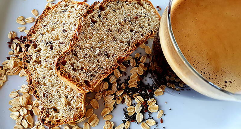 Du bist schon lange auf der Suche nach einem Rezept für ein einfaches, schmackhaftes und gesundes Brot? Unser Dinkelbrot bietet noch einen zusätzlichen Vorteil. Durch die Verwendung von Backpulver anstelle der Hefe, entfällt die Aufgehzeit vollständig.