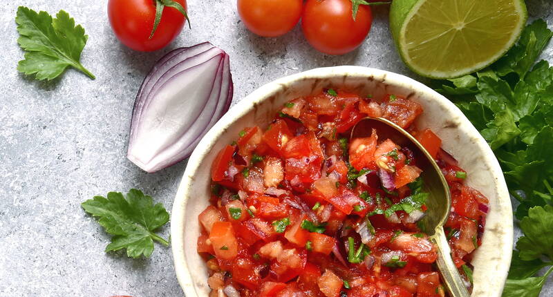 Il Pico de Gallo dal Messico fa parte di ogni festa barbecue. La salsa di condimento fresco è anche la scelta perfetta come salsa per patatine o come salsa per tortillas.