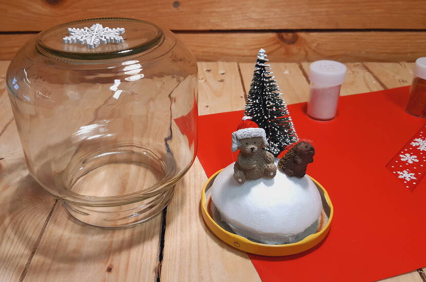 Boule à neige faite maison Conseil de bricolage pour l'hiver – Que ce soit pour décorer l'entrée ou pour offrir à la famille et aux amis, la boule à neige faite maison crée l'ambiance adéquate et fait briller les yeux. Vous apprendrez ici comment bricoler à peu de frais cette boule de neige pleine d'ambiance avec vos enfants.