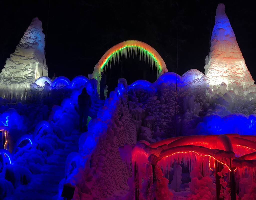 Lorsque les températures descendent en dessous de zéro, c'est le moment d'ouvrir les portes des palais de glace de Schwarzsee. Chaque hiver, un petit village fait d'eau, de neige et de beaucoup d'imagination est construit au Lac Noir. Télécharge dès aujourd'hui ton bon personnel pour l'entrée gratuite aux Palais de glace du Lac Noir.