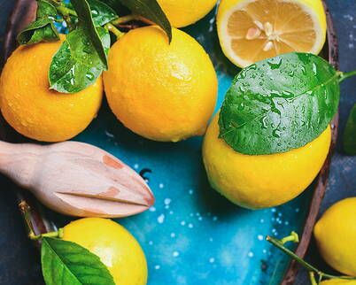 Eine selbstgemachte Gesichtsmaske aus Zitronen kann das Hautbild aufhellen und verfeinern, da Zitronen reich an Vitamin C und Antioxidantien sind. Die Säure der Zitrone kann auch helfen, abgestorbene Hautzellen zu entfernen und das Auftreten von Akne und Mitessern zu reduzieren. 