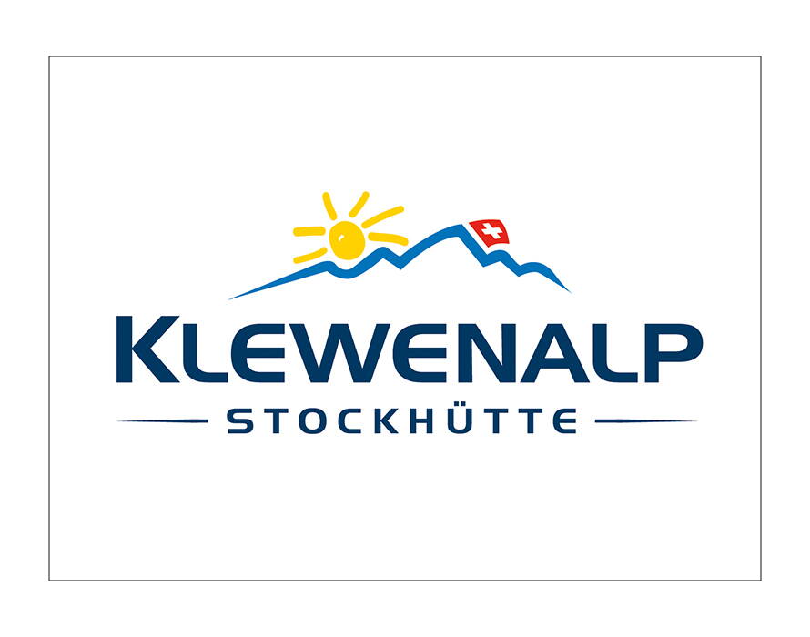 Blaues Logo mit Bergsilhouette, gelber Sonne und Schweizer Fahne sowie Schriftzug „Klewenalp Stockhütte“.