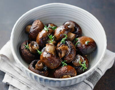 Gebratene Pilze mit Thymian in weisser Schüssel – sehr empfindlich, maximal 1 Tag im Kühlschrank lagern und nur einmal aufwärmen