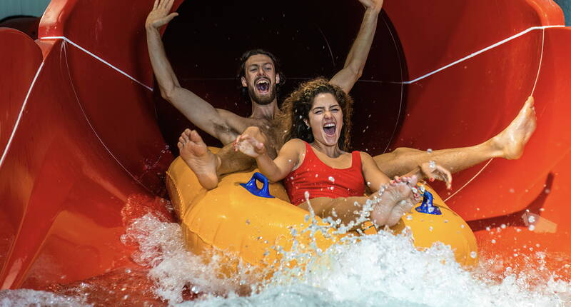 Découvre l'expérience ultime à Splash & Spa Tamaro, le parc aquatique avec SPA qui allie plaisir et détente dans un environnement spectaculaire. Avec un choix impressionnant d'attractions, Splash & Spa a de quoi satisfaire tout le monde.