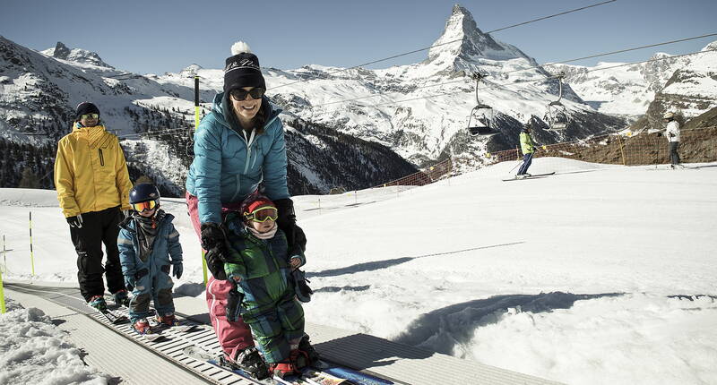 Ganz gleich, zu welcher Jahreszeit: Das Matterhorn paradise lockt Familien ganzjährig mit besonderen Erlebnissen an. Überzeuge dich selbst und erlebe mit deinen Liebsten eines von vielen Family Specials.Dank der Wolli Card machen Familienferien in Zermatt gleich doppelt Spass. 