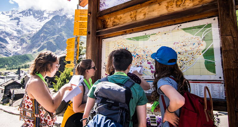 Excursion familiale Foxtrail Saas-Fee. Envie de voir Saas-Fee sous un autre angle et de vivre ensemble quelque chose de spécia? Alors partez à la poursuite du renard. La piste mène aux recoins les plus passionnants.