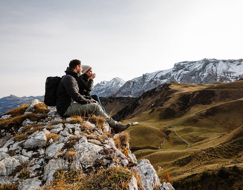 Il sentiero escursionistico copre il percorso dal famoso Chuenisbärgli a Sillerenbühl e offre fantastiche viste sulle valli. L'escursione dura circa 3,5 ore e passa per Bütschi Stafel e i ristoranti Hahnenmoos e Sillernenbühl.