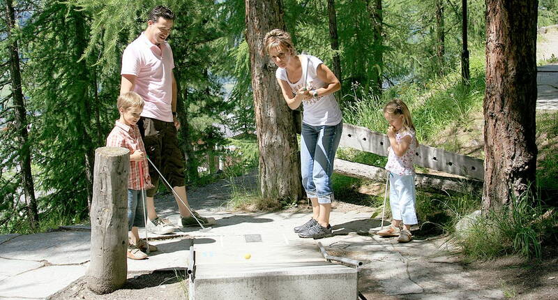 Excursion en famille à l'aire de jeux en forêt de Robi – Découvre les rochers à escalader, le toboggan géant, la maison hantée, le fort des soldats, les stands de tir, les balançoires, la cabane dans les arbres et la cabane de chasse, la station de dragage, la mine d'or, le chemin des contes et les étangs alimentés par les conduites d'eau.