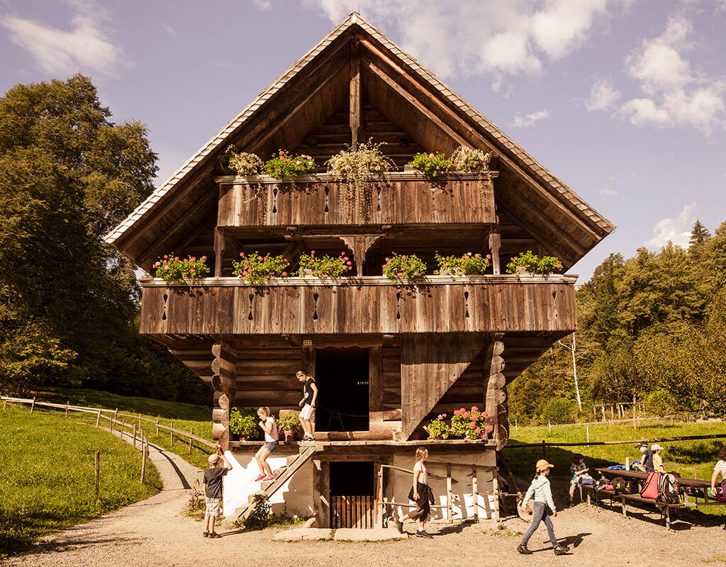 Im Freilichtmuseum Ballenberg können nicht nur über 100 historische Wohn- und Wirtschaftsgebäude aus allen Teilen der Schweiz entdeckt und erkundet werden, sondern auch Nutztiere und wunderschön angelegte Bauerngärten. Ein Ausflug in die Vergangenheit ins Museum voller Leben.