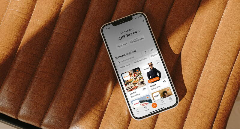 Smartphone affichant l’app poinz avec le solde cashback visible.