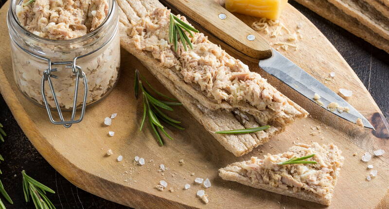 Thunfischaufstrich ist geschmacklich kaum zu übertreffen und dabei einfach in der Zubereitung. Serviert mit einem Stück Knäckebrot oder Vollkornbrot ist er ein wahrer Genuss. 