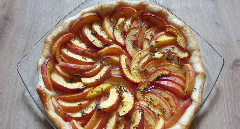 Eine sommerlich leichte Nektarinen-Tarte, welche ganz ohne Guss auskommt. Die Tarte kann auch mit Mürbe- oder Blätterteig zubereitet werden.