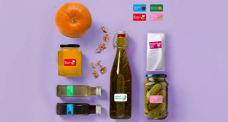 Rechteckige Stickerella‑Haushaltsetiketten in frischen Farben auf Einmachgläsern, Flaschen und Beuteln. Ideal für Gewürze, Öle, Pickles und Vorräte – haftstark, spülmaschinenfest und Swiss Made.