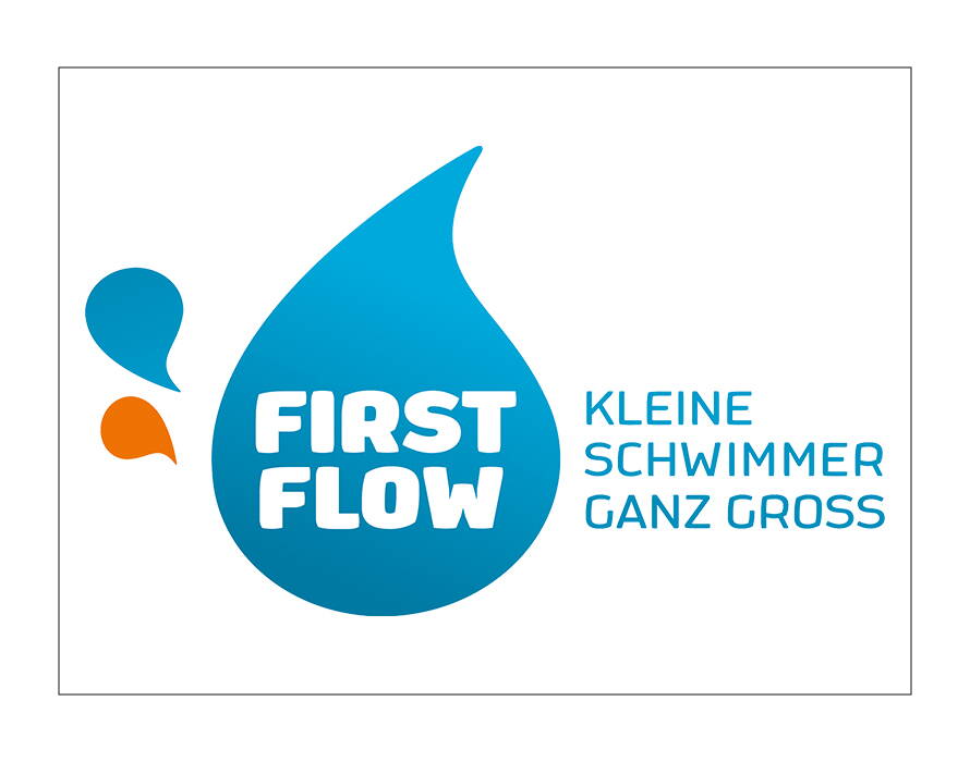 Logo mit blauem Wassertropfen, orangen Spritzern und Schriftzug „First Flow – Kleine Schwimmer ganz gross“.