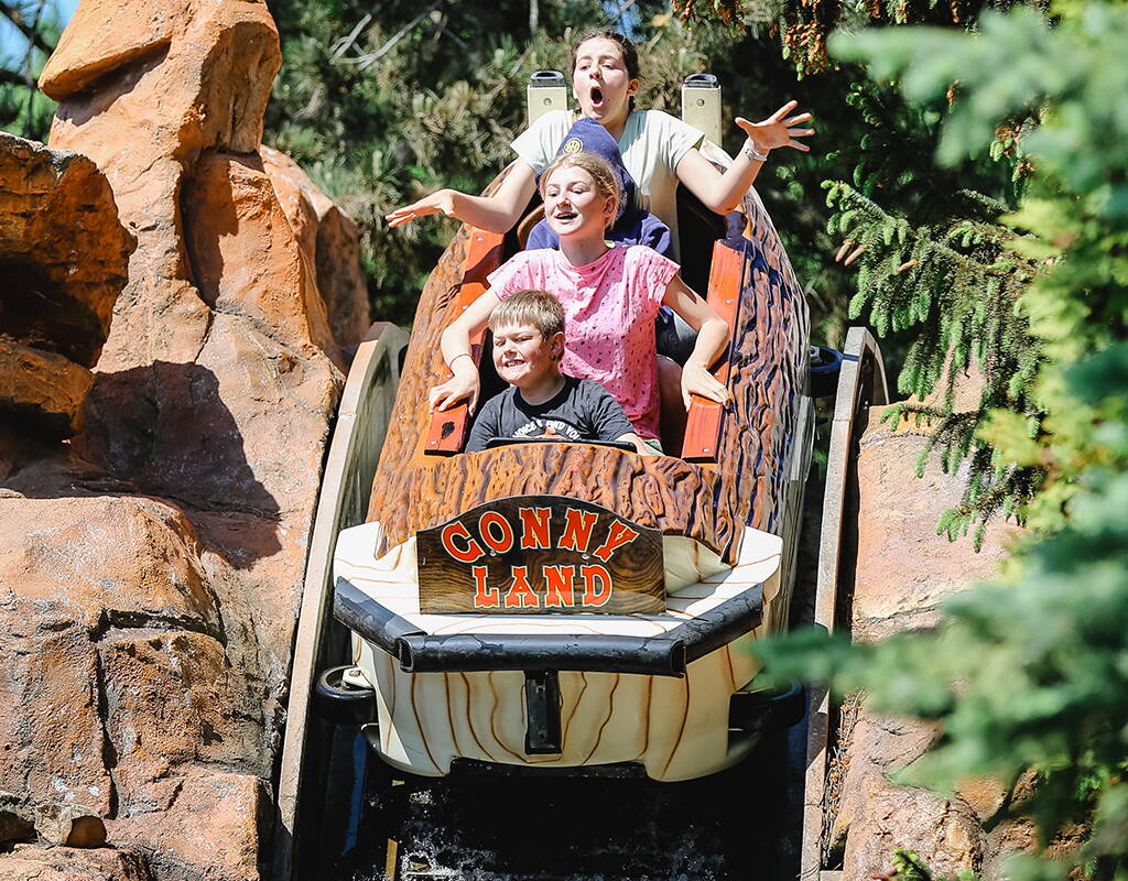 Es erwarten dich Achterbahnen, das Jungle Adventure, der originelle Wasserspielplatz und vieles mehr. Im CONNY-LAND wird es definitiv niemandem langweilig. Stürze dich ins Abenteuer und verbringe einen vergnüglichen und actionreichen Tag im CONNY-LAND.