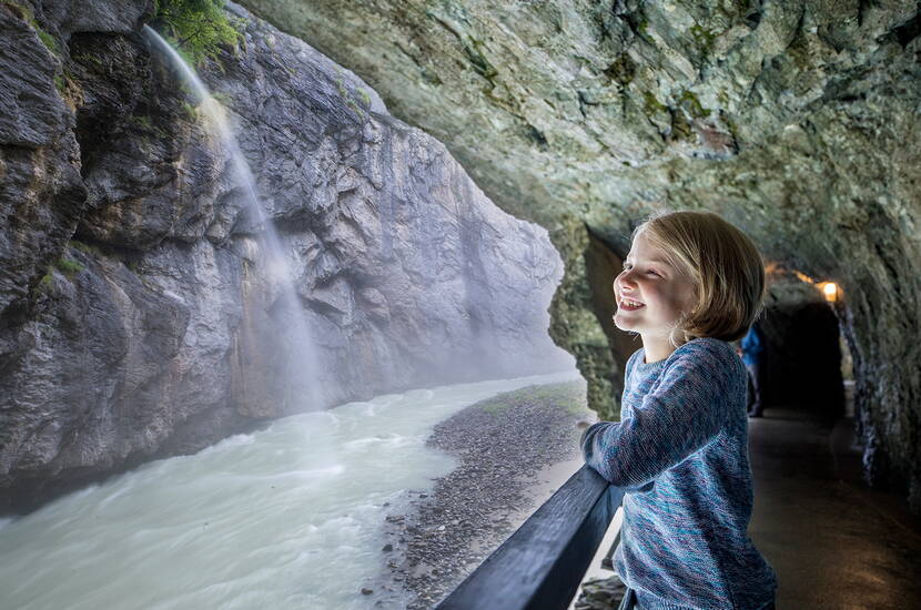 Impressionanti Gola dell'Aare con visitatori sulla passerella - ingresso gratuito con MiBon