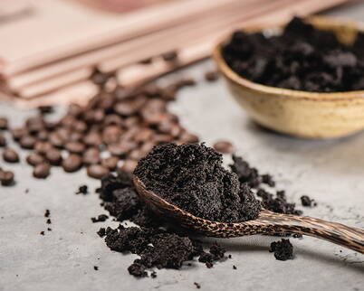 Eine selbstgemachte Gesichtsmaske aus Kaffeesatz kann dazu beitragen, die Haut zu revitalisieren und zu reinigen, da Kaffee reich an Antioxidantien und Koffein ist. Die Maske eignet sich besonders für Menschen mit fettiger oder zu Akne neigender Haut.