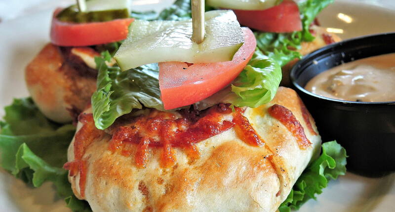 La combinaison d'une pizza traditionnelle et d'un délicieux burger ravira tout le monde à table. Ainsi, manger une pizza est un plaisir pour tous.