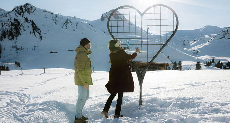 Le Vogellisi n'est pas le seul à être tombé amoureux du paysage enneigé des sommets d'Adelboden. Le tout nouveau sentier thématique hivernal avec différents postes entre Sillerenbühl et Geils fait battre les cœurs.