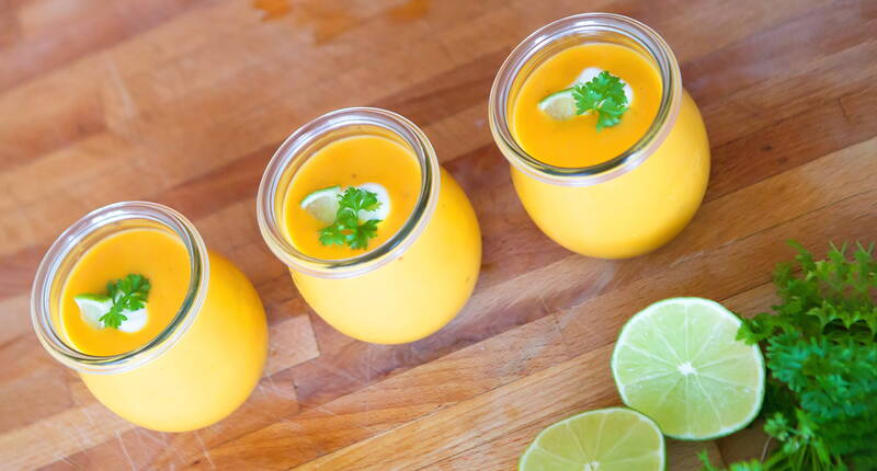 D'une consistance similaire à celle d'une soupe de pommes de terre, la soupe de patates douces séduit par sa couleur jaune vif et son goût légèrement sucré. Le gingembre et le jus de citron vert ajoutés s'harmonisent parfaitement avec les patates douces.