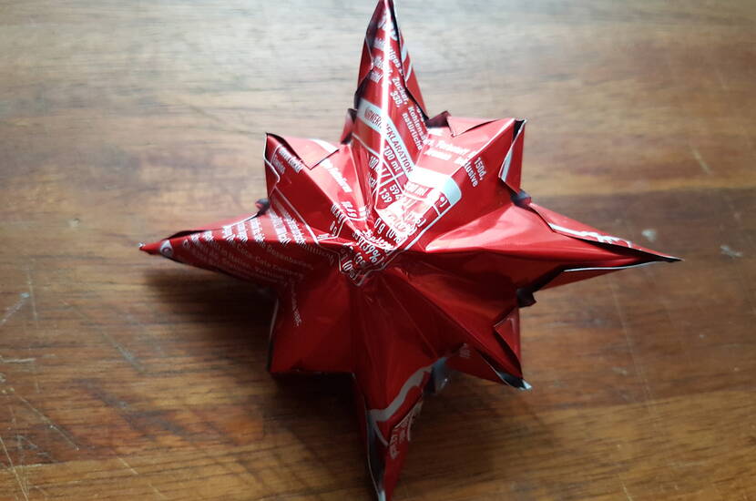 Grosser Weihnachtsstern aus Aludose Heute zeigen wir dir, wie du aus einer leeren Coca Cola Dose (auch jede andere handelsübliche Alugetränkedose ist dafür geeignet), einen wunderschönen, langlebigen und auch für den Aussenbereich geeigneten Weihnachtsstern für deinen Tannenbaum basteln kannst.
