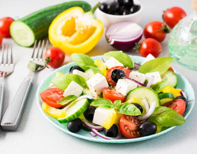 Salade grecque colorée avec feta, olives et légumes frais – dîner pauvre en calories pour perdre du poids
