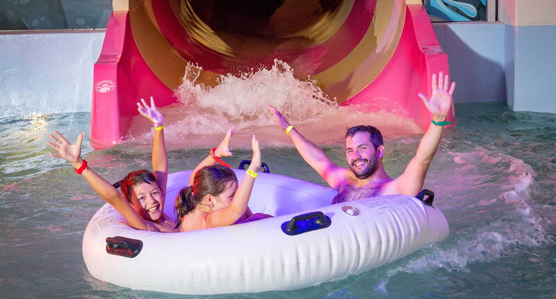 Scivolate insieme su un grande gommone lungo uno scivolo d’acqua – divertimento, emozioni e momenti speciali all’Aquaparc Le Bouveret.
