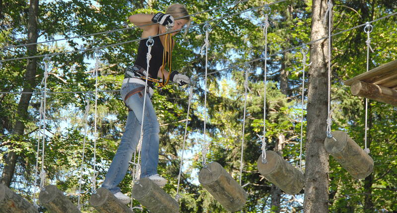 20% Rabatt auf den Eintrittspreisen im Seilpark Balmberg. Jetzt Gutschein herunterladen und profitieren. 230 Kletterer finden gleichzeitig Platz und erklettern Höhen von bis zu 20 Meter. Kinder ab 4 Jahren sind dank einem speziellen Sicherungssystem dabei. 