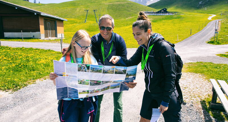 Excursion familiale Foxtrail à Klewenalp. Sur ce trail, en plus de la vue de rêve, quelques tâches passionnantes et délicates vous attendent.