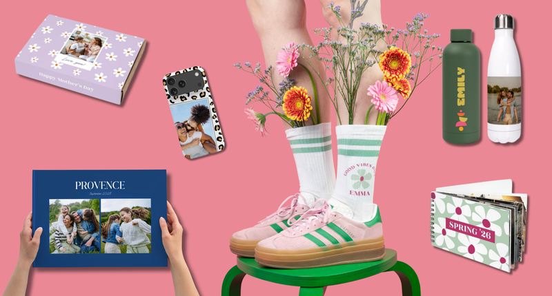 Personalisierte Handyhüllen, Fotobücher, Trinkflaschen und dekorative Socken mit Blumenmotiven werden farbenfroh im Frühlingslook präsentiert.