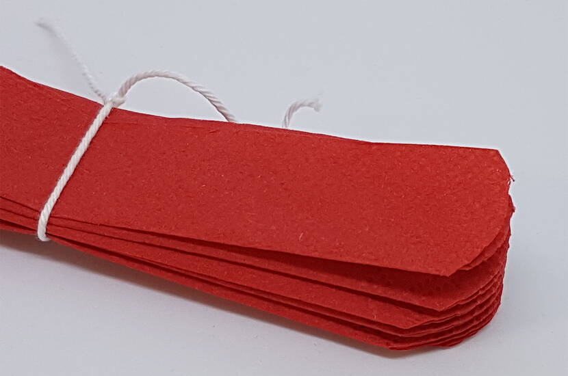 Geschenkverpackung mit Spitzenbordüre & Serviettenblumen Heute zeigen wir dir, wie du aus Packpapier, Papierservietten und Spitzenband schöne Geschenkverpackungen bastelst.