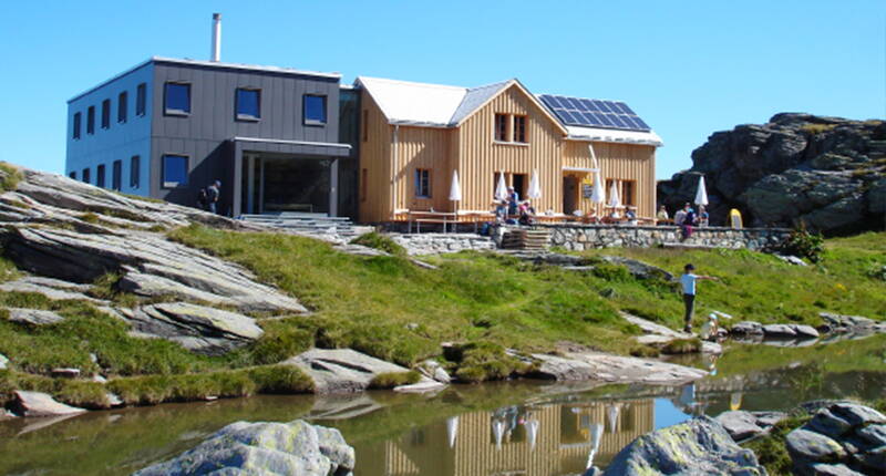 Ausflugsziele Ostschweiz - Familienausflug Leglerhütte. Die Laufzeit ab der Mettmeralp beträgt rund 2 1/2 Stunden. Nach einer einfachen und gemütlichen Wanderung präsentiert sich dir eine unberührte Naturlandschaft mit klaren Bergseen, Aussicht auf 192 Bergwipfel und eine gemütliche, moderne Bergunterkunft.