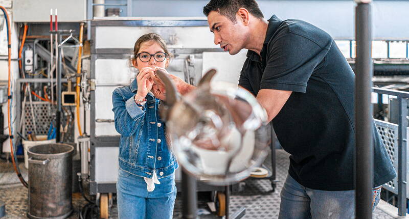 La Glasi Hergiswil, située au pied du Pilate, existe depuis plus de 200 ans. C'est la seule cristallerie de Suisse où le verre est encore soufflé à la bouche et transformé à la main.