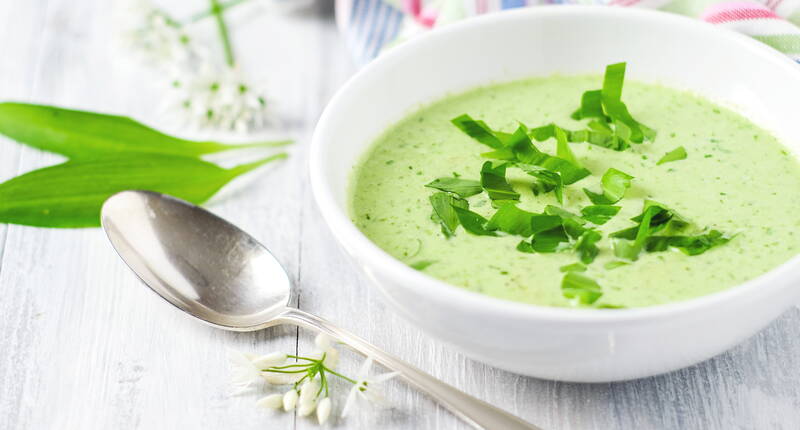 La zuppa primaverile per eccellenza. Non appena spuntano le prime foglie, è il momento di fare una passeggiata per raccogliere e utilizzare l'erba del potere locale.