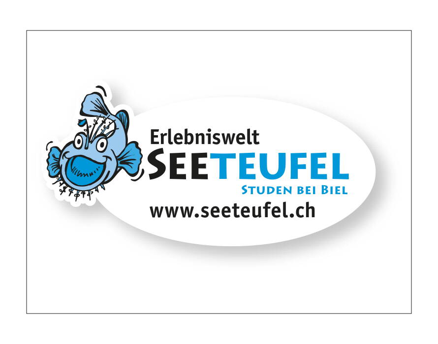 Logo mit blauem Schriftzug „SEE TEUFEL“, schwarzem Zusatz „Erlebniswelt“ und Cartoon-Fisch mit Laterne, dazu Website-Adresse „www.seeteufel.ch“.