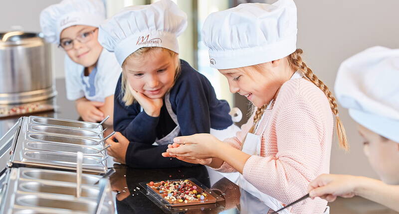 Familienausflug. Entdecke Maestrani’s Chocolarium mit Einblick in die Live-Produktion und lüfte das Geheimnis, wie das Glück in die Schokolade kommt. Kommt mit auf die süsse Reise durch die fantastische Erlebniswelt.