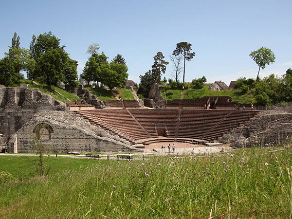 Agosto Raurica, la destinazione ideale per le famiglie – Che si tratti di fare il pane o la ceramica, partecipare a uno scavo archeologico o visitare il Museo Romano: le famiglie sono particolarmente benvenute qui e offriamo molte opportunità per vivere qualcosa insieme tra monumenti antichi!