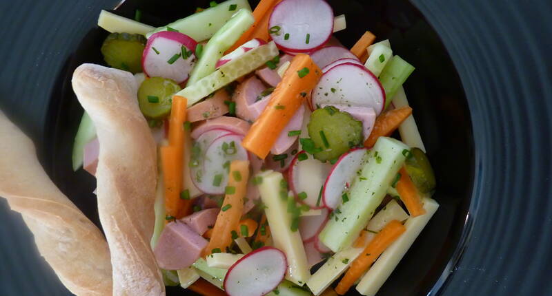 In soli 30 minuti potete preparare una deliziosa insalata di formaggio e cervelas che, con un pezzo di pane integrale, costituisce un pasto principale per 4 persone.