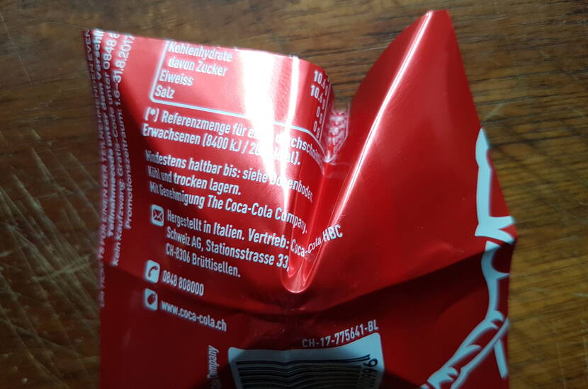Grosser Weihnachtsstern aus Aludose Heute zeigen wir dir, wie du aus einer leeren Coca Cola Dose (auch jede andere handelsübliche Alugetränkedose ist dafür geeignet), einen wunderschönen, langlebigen und auch für den Aussenbereich geeigneten Weihnachtsstern für deinen Tannenbaum basteln kannst.