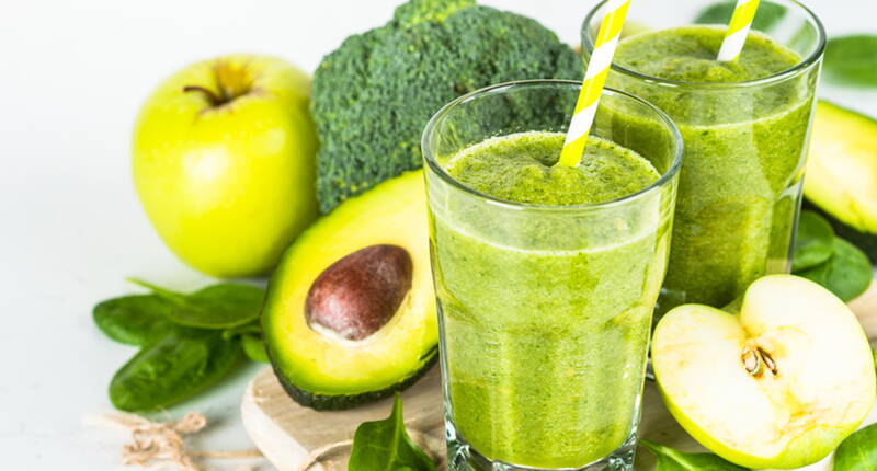 Recette d'un smoothie sain, avec brocoli, pomme, pousses d’épinards et avocat.