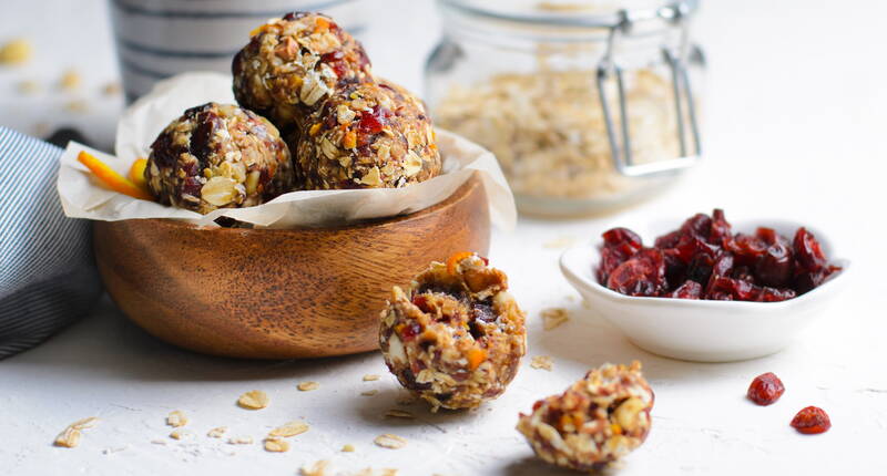 Les boules d'énergie sont fabriquées sans adjonction de sucre de table raffiné. Elles obtiennent leur douceur grâce à des ingrédients tels que les dattes, le miel, le sirop d'agave ou d'érable, les fruits secs ou les bananes.