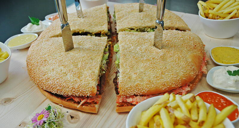 Si vous avez un grand appétit, vous ne pourrez pas résister à notre Dreamliner. 1400 g de viande de bœuf juteuse recouverte de fromage cheddar, salade de coleslaw, cornichons maison, tomates, laitue iceberg et relish de burger, le tout dans un pain à burger fait maison, directement sorti de notre propre boulangerie. 