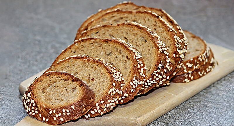 Ruchbrot mit Sesam-Honig-Kruste. Das verwendete Ruchmehl verfügt über einen hohen Anteil an Ballaststoffen. In Kombination mit dem Honigwasser & den Sesamsamen entsteht so ein äusserst schmackhaftes & appetitliches Alltagsbrot, welches jede Mahlzeit aufwertet.